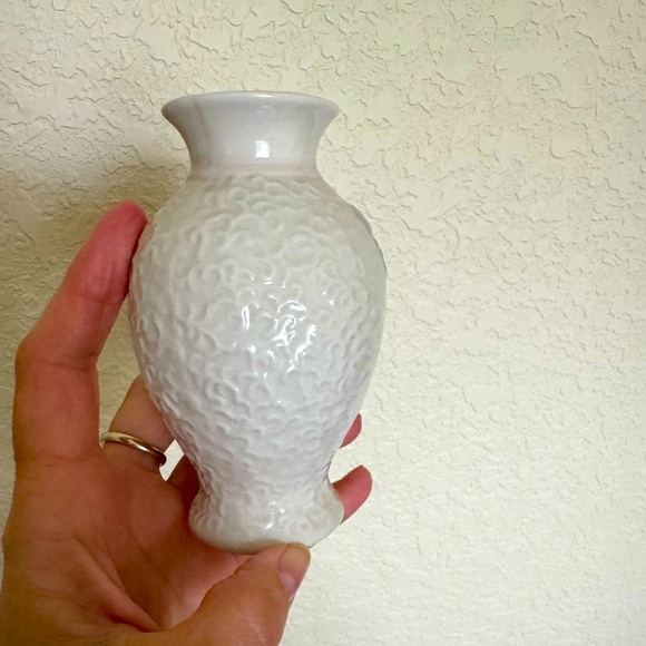 Decorative Porcelain Vase 🦋 - Picture 5 of 5